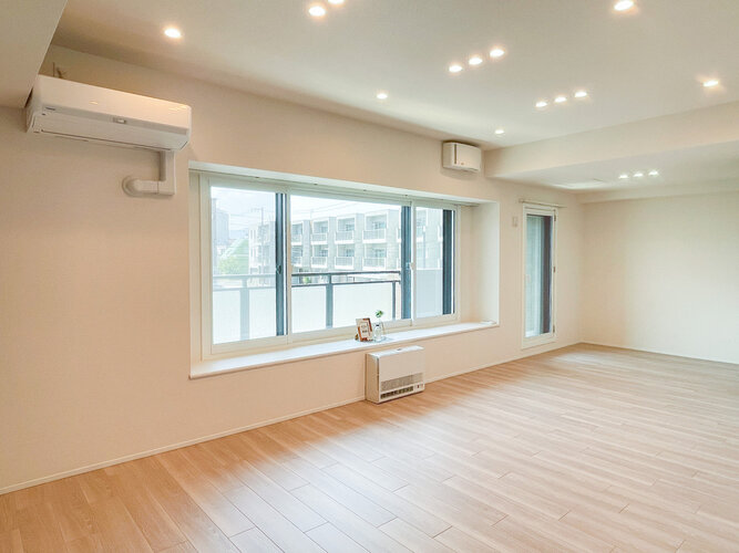 お部屋の奥まで明るい光がしっかりと届く大きな窓です！風通しも良好で、爽やかな空気を室内いっぱいに取り込めます♪明るい空間で日中も電気をつけずに心地よく過ごせるため、省エネにも繋がります！