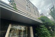閑静な住宅街に佇むマンション。柔らかい色調とマットな素材が穏やかな雰囲気を奏でます。 閑静な住宅街に佇むマンション。柔らかい色調とマットな素材が穏やかな雰囲気を奏でます。
