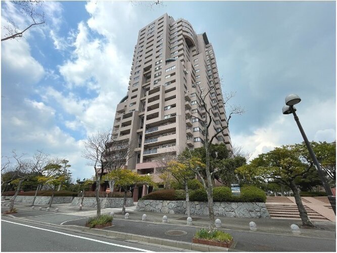 福岡市地下鉄空港線 「藤崎」駅まで徒歩16分。西鉄バス 「福岡タワー南口」バス停まで徒歩6分 福岡市地下鉄空港線 「藤崎」駅まで徒歩16分。西鉄バス 「福岡タワー南口」バス停まで徒歩6分