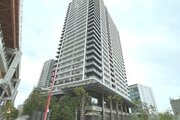 青空に伸びるスタイリッシュで美しい高層タワーマンションです！見通しの良い道路に面しており周辺環境の利便性も魅力です。駅へのアクセスや日々のお買い物もスムーズで快適な毎日を送ることができますね♪
