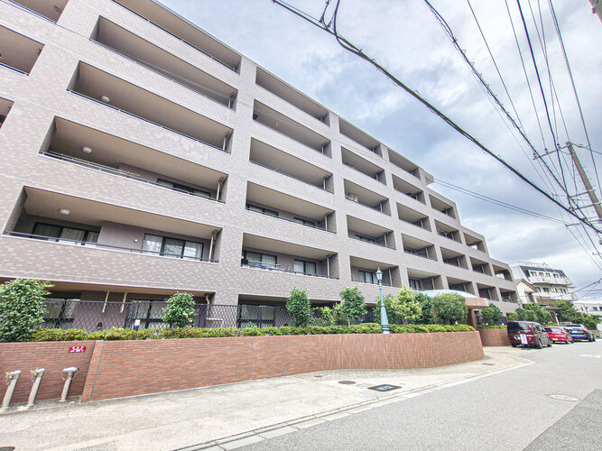 時の流れに色あせることのない瀟洒な外観。朝晩、1年365日、様々な表情を見せます。