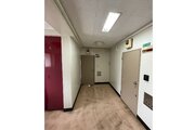 扉を開くと明るく暖かなお部屋がまっております。側面にはシューズボックスがついています。