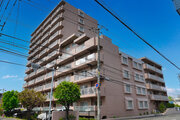 落ち着いたブラウン系のタイル貼りが美しい、重厚感のある佇まいのマンションです!周辺は整備された歩道があり、小さなお子様とのお散歩も安心の環境。管理体制もしっかりしており、毎日の生活を支えます! 落ち着いたブラウン系のタイル貼りが美しい、重厚感のある佇まいのマンションです!周辺は整備された歩道があり、小さなお子様とのお散歩も安心の環境。管理体制もしっかりしており、毎日の生活を支えます!