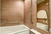 一日の疲れを癒す空間。落ち着いた色合いのユニットバス、脚を伸ばして心と体を癒し、落ち着かせられます。 一日の疲れを癒す空間。落ち着いた色合いのユニットバス、脚を伸ばして心と体を癒し、落ち着かせられます。