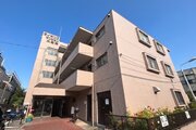 閑静な住宅街に佇むマンション。柔らかい色調穏やかな雰囲気を奏でます。 閑静な住宅街に佇むマンション。柔らかい色調穏やかな雰囲気を奏でます。