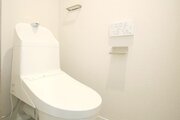 白を基調とした清潔感ある空間。温水洗浄便座付きで、毎日快適にお使いいただけます。細部まで配慮された設備が、日々の暮らしをさりげなく支えます。
