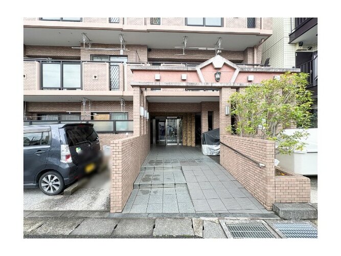 どこか余裕を感じさせるシャープなフォルムで佇む外観は、晴天の空と合わせる事で堂々たる趣を見せます。 どこか余裕を感じさせるシャープなフォルムで佇む外観は、晴天の空と合わせる事で堂々たる趣を見せます。