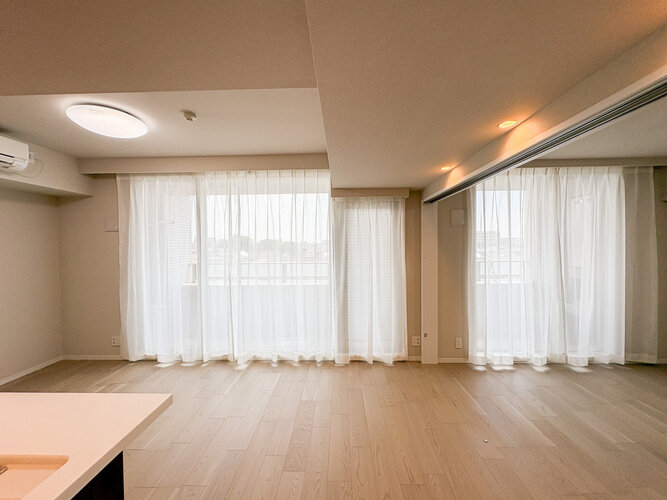 広々とした開放感を感じるLDK。思い思いに憩いの場所を作り上げていけそうです。 広々とした開放感を感じるLDK。思い思いに憩いの場所を作り上げていけそうです。