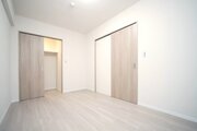 洋室2・3には照明付きの広々としたウォークインクローゼットを設置。衣類や季節用品をすっきり収納できるため、お部屋を広く快適に使えます。居室空間を最大限に活かせるのも魅力です。