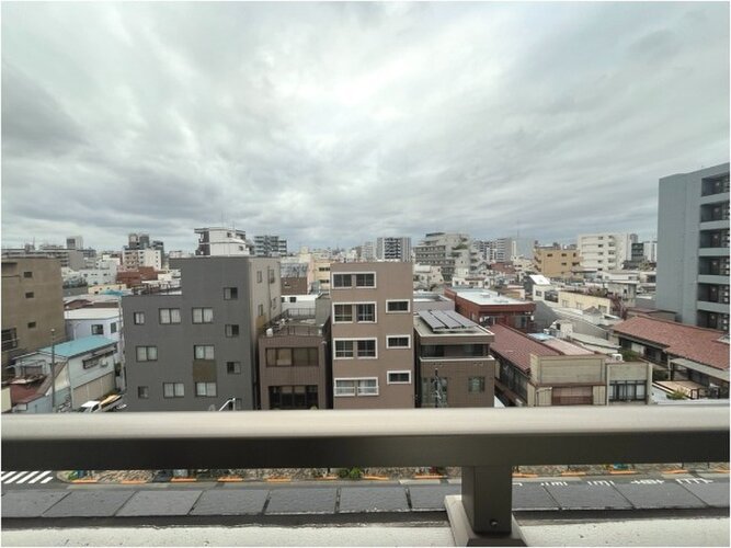 バルコニーからの眺望は、大通りに面しており目の前に視界を遮る建物がなく開放感があります。見晴らしが良く、たっぷりの陽光と風を室内に取り込める心地よいロケーションです。 バルコニーからの眺望は、大通りに面しており目の前に視界を遮る建物がなく開放感があります。見晴らしが良く、たっぷりの陽光と風を室内に取り込める心地よいロケーションです。