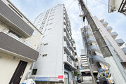 閑静な住宅街に佇むマンション。柔らかい色調とマットな素材が穏やかな雰囲気を奏でます。