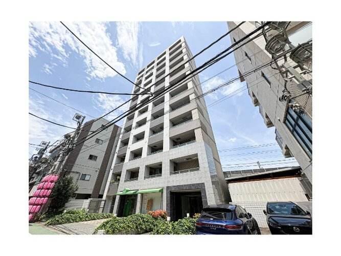 統一した色調でデザインされたマンションは周囲と調和した景観を生み出しています。 統一した色調でデザインされたマンションは周囲と調和した景観を生み出しています。