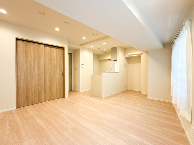 建物全体の雰囲気と合わせた色調と素材のリノベーション。居心地よくホッととできる空間です。