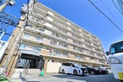 統一した色調でデザインされたマンションは周囲と調和した景観を生み出しています。