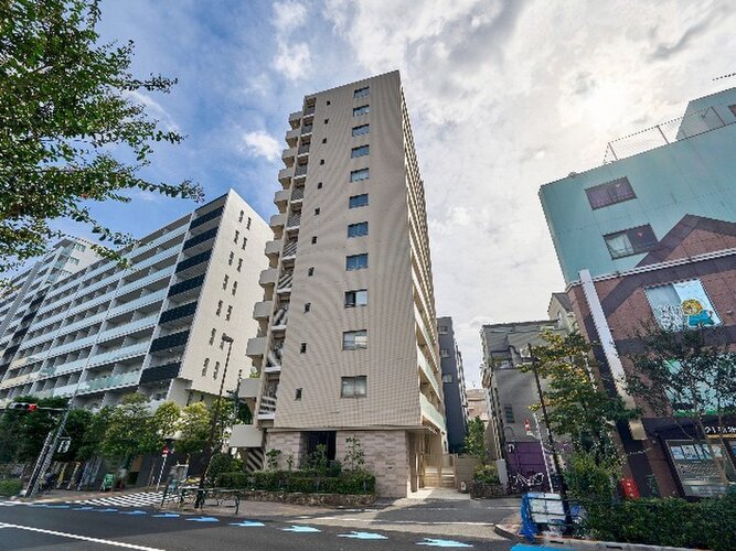 青空に映えるスタイリッシュな外観デザインのマンションです！