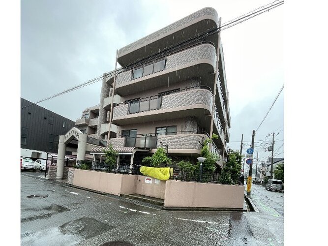 平成9年築、総戸数22戸のマンション。オートロック付きです。