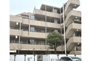 落ち着いたベージュの外壁が周囲の街並みに優しく馴染む、温かみのある外観のマンションです！