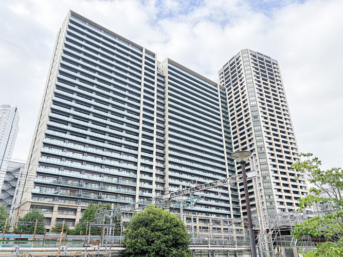 どこか余裕を感じさせるシャープなフォルムで佇む外観は、晴天の空と合わせる事で堂々たる趣を見せます。 どこか余裕を感じさせるシャープなフォルムで佇む外観は、晴天の空と合わせる事で堂々たる趣を見せます。