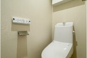 トイレは快適な温水洗浄便座付です。いつも清潔な空間であるよう配慮された造りです。