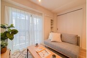 落ち着きのあるフローリングと清潔感のあるクロスが心和む空間を作り出しています。 落ち着きのあるフローリングと清潔感のあるクロスが心和む空間を作り出しています。