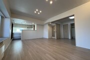 開放感のある対面式キッチンを備えた明るいリビング空間です！調理中も部屋全体を見渡すことができるため、リビングで元気いっぱいに過ごすお子様の様子をいつでも温かく見守ることができて安心です