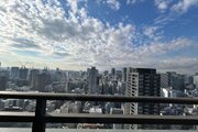 青空が広がる見晴らしのよい高層階からの素晴らしい眺望です！前面に高い遮蔽物がなく、心地よい自然光と風を感じながら過ごせますね♪休日には景色を眺めながらゆったりとお茶を楽しむ時間も過ごせます！