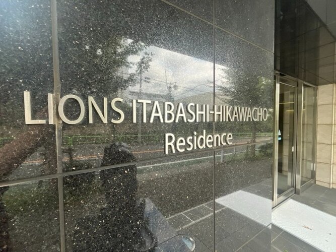 閑静な住宅街に佇むマンション。柔らかい色調とマットな素材が穏やかな雰囲気を奏でます。 閑静な住宅街に佇むマンション。柔らかい色調とマットな素材が穏やかな雰囲気を奏でます。