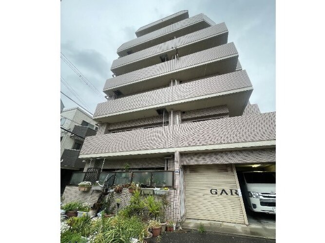 格調と静謐を強く息づかせたデザイン空間が、住む人や訪れる人を館内へとやさしくエスコートします。