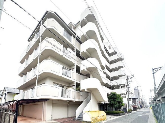 重厚なイメージを受けるマンション。住むほどにその印象が誇らしくなります。