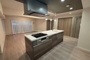 優しい温もりを醸し出すキッチンは料理の為の配慮を散りばめられた仕様です。 優しい温もりを醸し出すキッチンは料理の為の配慮を散りばめられた仕様です。