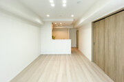 木の質感を生かした優しい色合いのフローリングが魅力的なお部屋!壁面や天井のラインがすっきりとしており、空間をより広く感じられます!温かみのある照明演出も相まって、穏やかな時間が流れるリビングです! 木の質感を生かした優しい色合いのフローリングが魅力的なお部屋!壁面や天井のラインがすっきりとしており、空間をより広く感じられます!温かみのある照明演出も相まって、穏やかな時間が流れるリビングです!