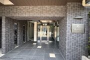 重厚感のあるダークグレーのタイル張りが印象的なエントランス。アプローチはフラットで歩きやすく、綺麗に管理された清潔感のある設えが、毎日の暮らしに安心感を与えてくれます。