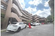 閑静な住宅街に佇むマンション。柔らかい色調とマットな素材が穏やかな雰囲気を奏でます。