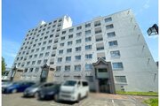 青空に映えるスタイリッシュで落ち着いた雰囲気のマンション外観です！周辺は開放感があり、陽当たりや通風も期待できる好立地になっています♪毎日の帰宅が楽しみになるような、しっかりとした佇まいです！