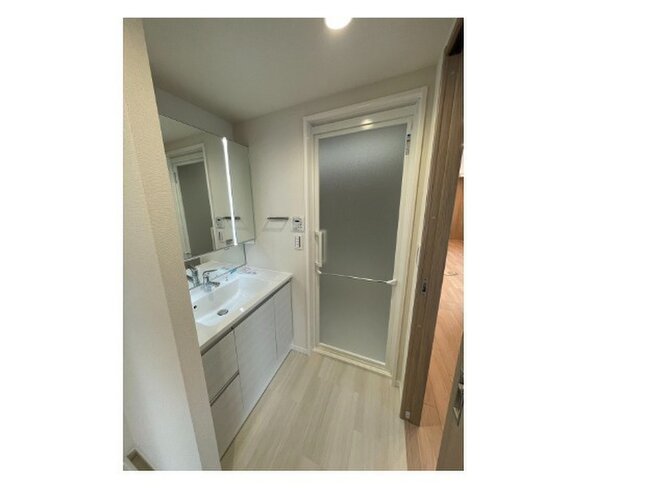洗濯機を置いてもゆとりある広さの洗面所。身だしなみチェックや肌のお手入れも捗ります。