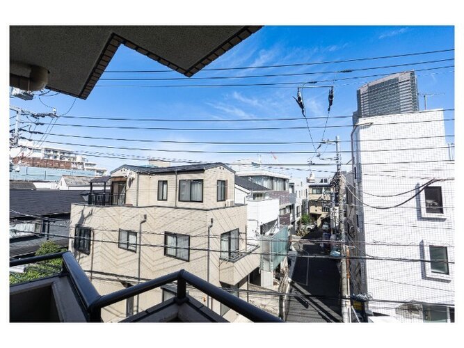 都市型生活をより快適にコーディネートするかのように、周りの情景とマッチしたバルコニー。 都市型生活をより快適にコーディネートするかのように、周りの情景とマッチしたバルコニー。