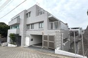 閑静な住宅街に佇むマンション。柔らかい色調とマットな素材が穏やかな雰囲気を奏でます。