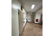 扉を開くと明るく暖かなお部屋がまっております。側面にはシューズボックスがついています。