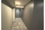 天候の影響を受けない快適な内廊下設計になっています！床にカーペットが敷かれているため足音が響きにくく静かな環境が保たれます。雨の日も濡れずに移動できプライバシーにも配慮された安心感ある空間ですね♪