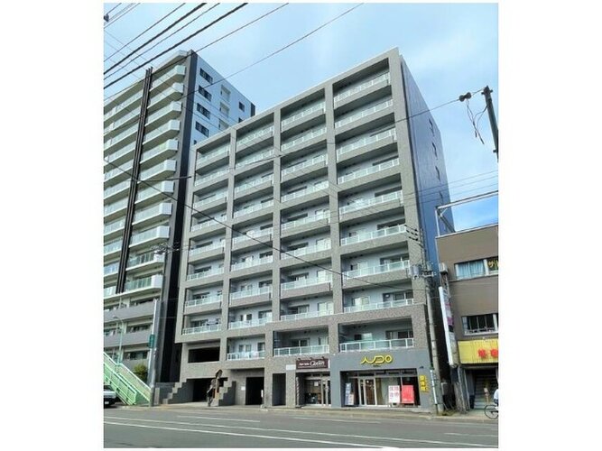 都市的なデザインが目を引く、洗練された高層マンションの外観です！しっかりとした鉄筋コンクリート造で、防音性や耐震性にも優れています！周辺環境も整っており、毎日の通勤通学にも便利な立地です！