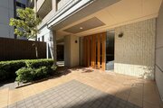 隙のないフォルムを包み込む植栽に囲まれたマンション。綺麗に手入れされております。 隙のないフォルムを包み込む植栽に囲まれたマンション。綺麗に手入れされております。