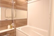 1日の疲れを取り心身を癒すことができる住まいの中のリラクゼーション空間。 限られた空間を広く見せるワイドミラーを採用したバスルームになっています。 1日の疲れを取り心身を癒すことができる住まいの中のリラクゼーション空間。 限られた空間を広く見せるワイドミラーを採用したバスルームになっています。
