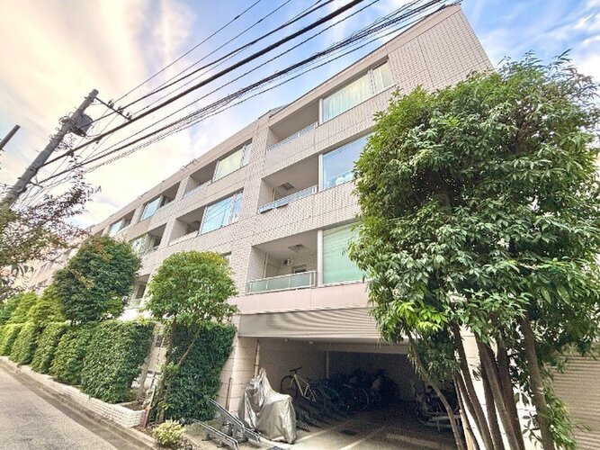 高田馬場駅まで徒歩4分。都市生活の利便性と充実感を得られる立地に佇んでいます。