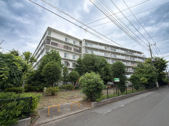 陽だまりの中でそよ風を感じる快適な空間。青空の下にその落ち着きのある外観を描き出します。