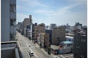 バルコニーからの眺望は、大通りに面しており目の前に視界を遮る建物がなく開放感があります。見晴らしが良く、たっぷりの陽光と風を室内に取り込める心地よいロケーションです。