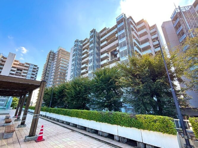 鮮やかな緑を効果的に纏った外観。爽やかな風がそよぐ心温まるお部屋へ優しく誘います。 鮮やかな緑を効果的に纏った外観。爽やかな風がそよぐ心温まるお部屋へ優しく誘います。