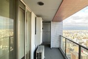 幅も奥行きも広々としたバルコニーです!洗濯物や大きなお布団も一度にたくさん干せて家事がスムーズに進みます♪陽当たりや風通しも良好で、爽やかな外気を感じながらリフレッシュできる快適な屋外空間です! 幅も奥行きも広々としたバルコニーです!洗濯物や大きなお布団も一度にたくさん干せて家事がスムーズに進みます♪陽当たりや風通しも良好で、爽やかな外気を感じながらリフレッシュできる快適な屋外空間です!