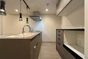 広いシンクとコンロを配置した、機能的な対面式キッチン。背面のカップボードと合わせて、調理スペースも収納も充実。木目調のデザインが、すっきりと落ち着いた雰囲気を演出します。 広いシンクとコンロを配置した、機能的な対面式キッチン。背面のカップボードと合わせて、調理スペースも収納も充実。木目調のデザインが、すっきりと落ち着いた雰囲気を演出します。