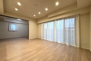 お部屋の形が綺麗なリビングの為、テーブルやソファなどの家具を一通り置くことができそうです♪