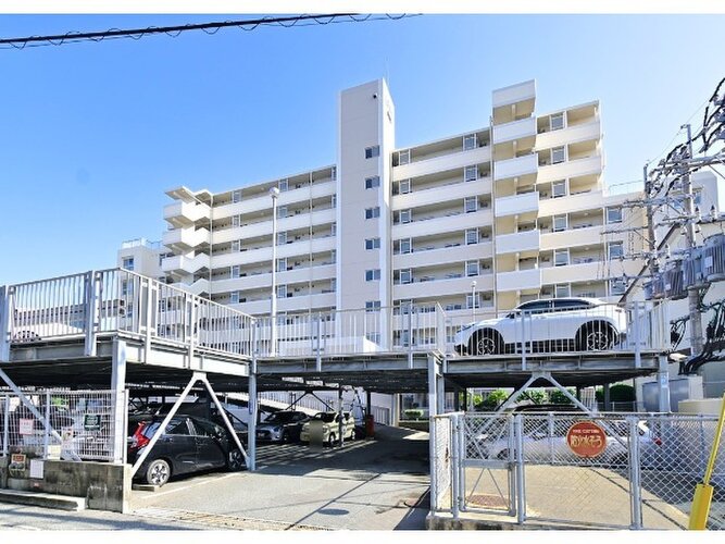 統一した色調でデザインされたマンションは周囲と調和した景観を生み出しています。